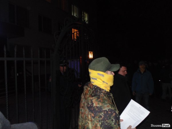 Бруківка, автомати та пробиті колеса: у Луцьку вночі пікетували міськвідділ міліції. ФОТО. ВІДЕО