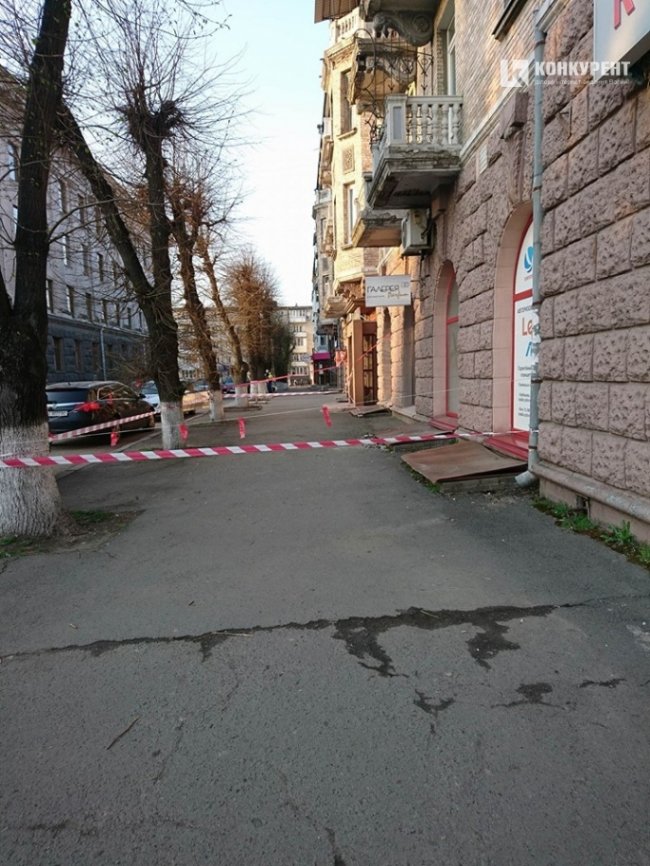 У центрі Луцька «посипався» балкон будинку