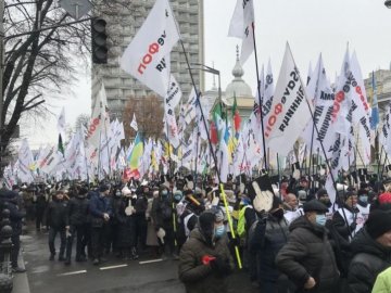 У центрі Києва під час мітингу стались сутички між ФОПами та поліцією. ВІДЕО
