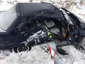 На Волині автівка в'їхала у відбійник та злетіла з дороги: водій – в лікарні. ФОТО