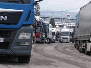 Заблокованими залишаються 5 напрямків: на кордоні із Польщею перебуває 1300 вантажівок
