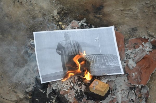 У Луцьку палили символіку СРСР. ФОТО