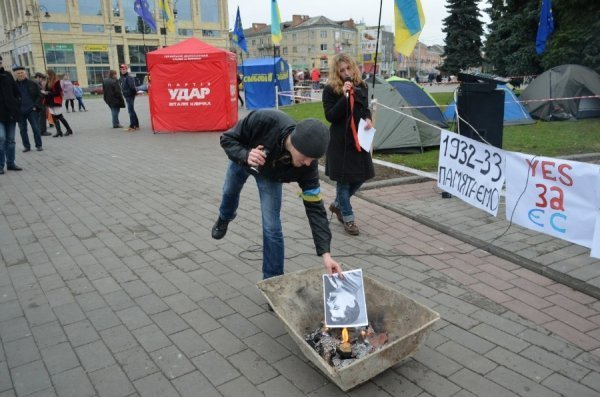 У Луцьку палили символіку СРСР. ФОТО