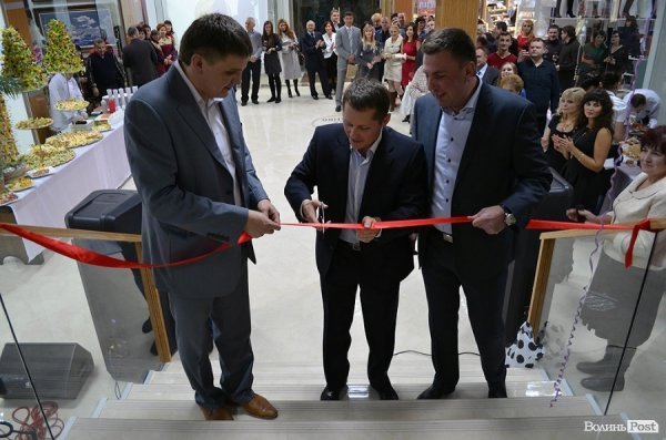 Символічну червону стрічку перерізали троє причетних до будівництва торгового центру - Сергій Була, Андрій Козюра і Володимир Романюк