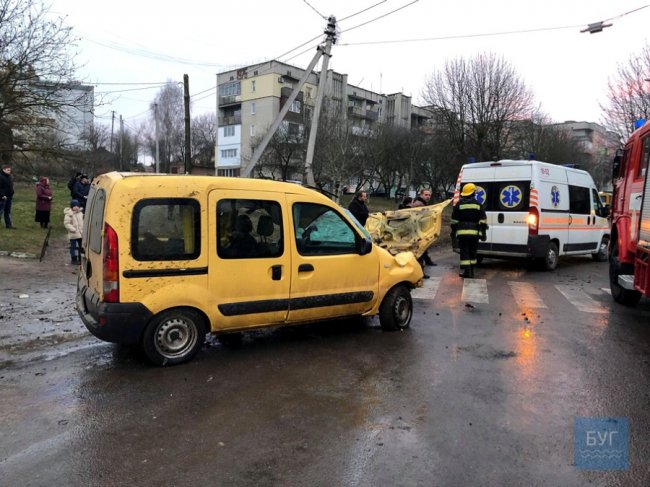 На Волині автівка врізалася в дерево: водій загинув на місці. ФОТО
