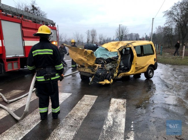 На Волині автівка врізалася в дерево: водій загинув на місці. ФОТО
