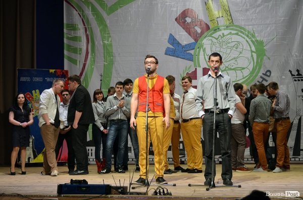 На КВНі в Луцьку перемогла команда, яка роздягалась на сцені і багато кричала. ФОТО