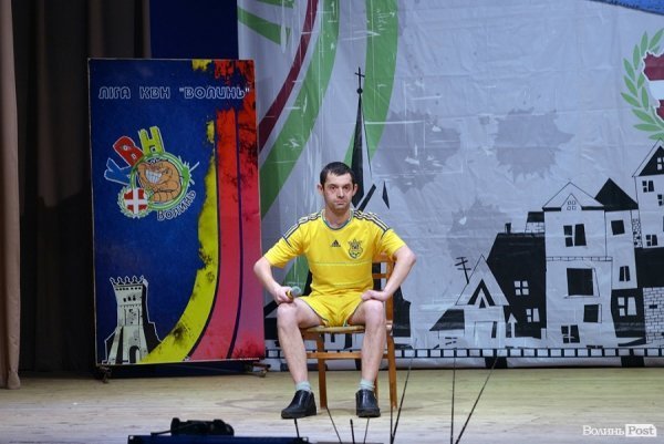 На КВНі в Луцьку перемогла команда, яка роздягалась на сцені і багато кричала. ФОТО