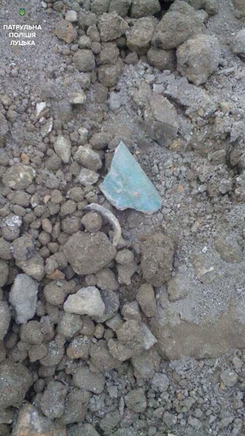 У центрі Луцька висипали землю. Очевидці бачили рештки людських кісток