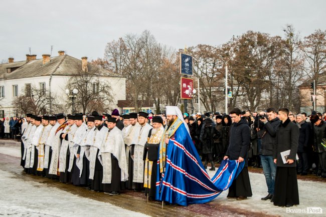 Спільна молитва і «живий ланцюг»: як у Луцьку відзначають століття єдності. ФОТО