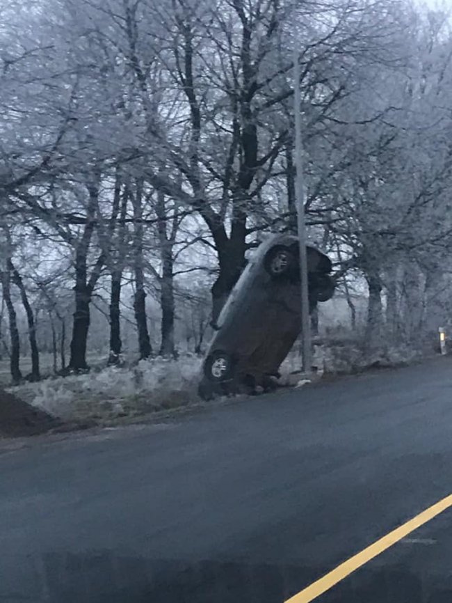 Аварія на Волині: автівка «зависла» в кюветі. ФОТО
