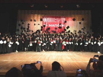 Оркестр та підключення з фронту: понад 1600 випускників ВНУ отримали дипломи. ФОТО