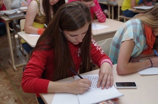 На Волині діти пишуть листи українським солдатам