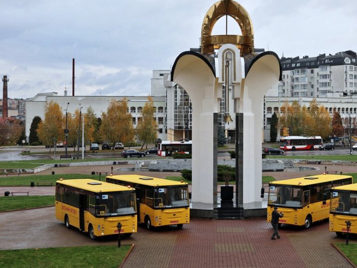 Шкільні автобуси для довезення учнів отримали ще 4 громади Волині