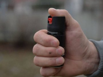 П'яний і агресивний: у Луцьку неадекват пирскнув балончиком в лице поліцейському