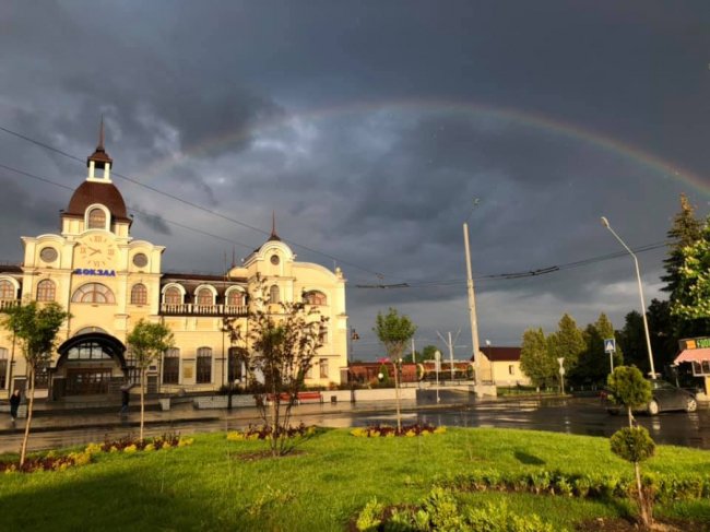 Повна подвійна веселка у небі над Луцьком: реакція соцмереж. ФОТО