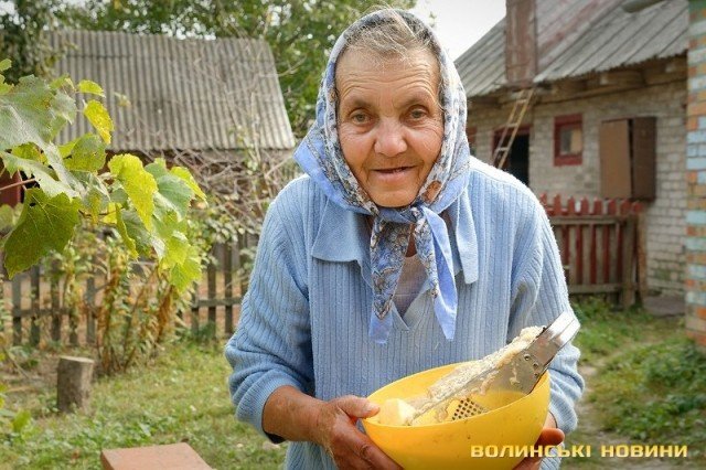 Салати «Шуба», «Олів’є» і кров’янка: господиня розповіла про «фішки» з меню волинського весілля 