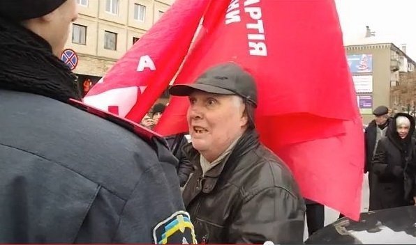 На Донеччині спалили прапор ЄС. ВІДЕО