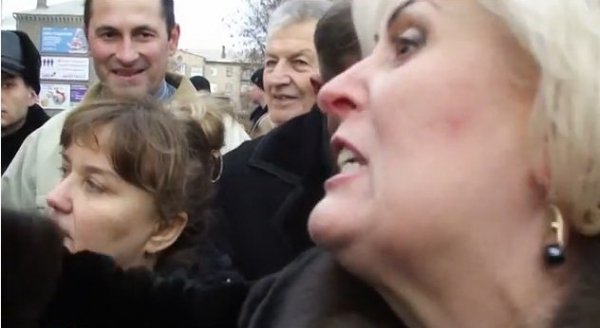 На Донеччині спалили прапор ЄС. ВІДЕО