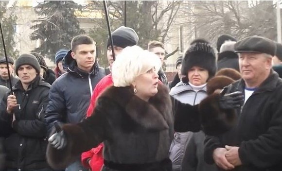 На Донеччині спалили прапор ЄС. ВІДЕО