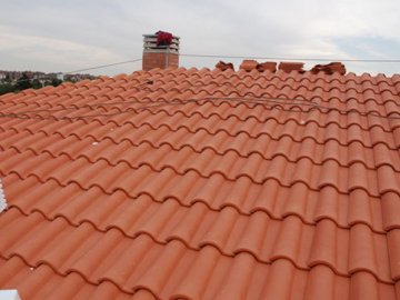 Небезпечні пустощі: діти катаються по даху будинку в Луцьку