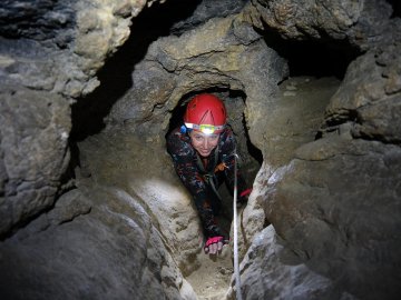 Рятувальні роботи в печерах, високі скелі і тролеї: тренер з Луцька влаштував екстремальний табір для дітей і дорослих