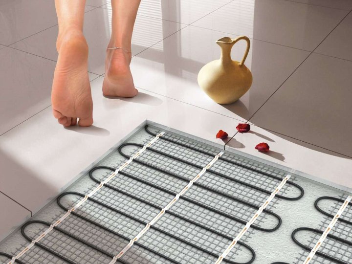 Електрична чи водяна тепла підлога, що обрати для дому?