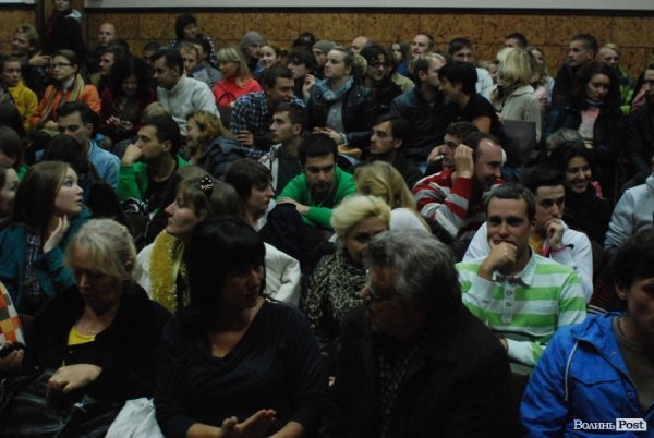 глядачі драми «Батько»