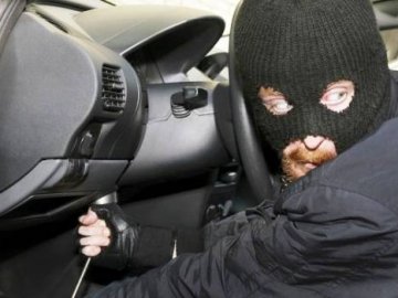 У волинянина з авто вкрали чималу суму грошей