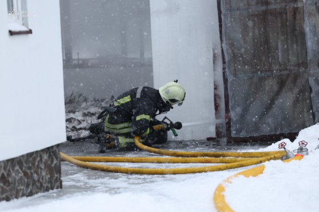 Біля Луцька горіла господарська споруда: вогонь ледь не поширився на будинок