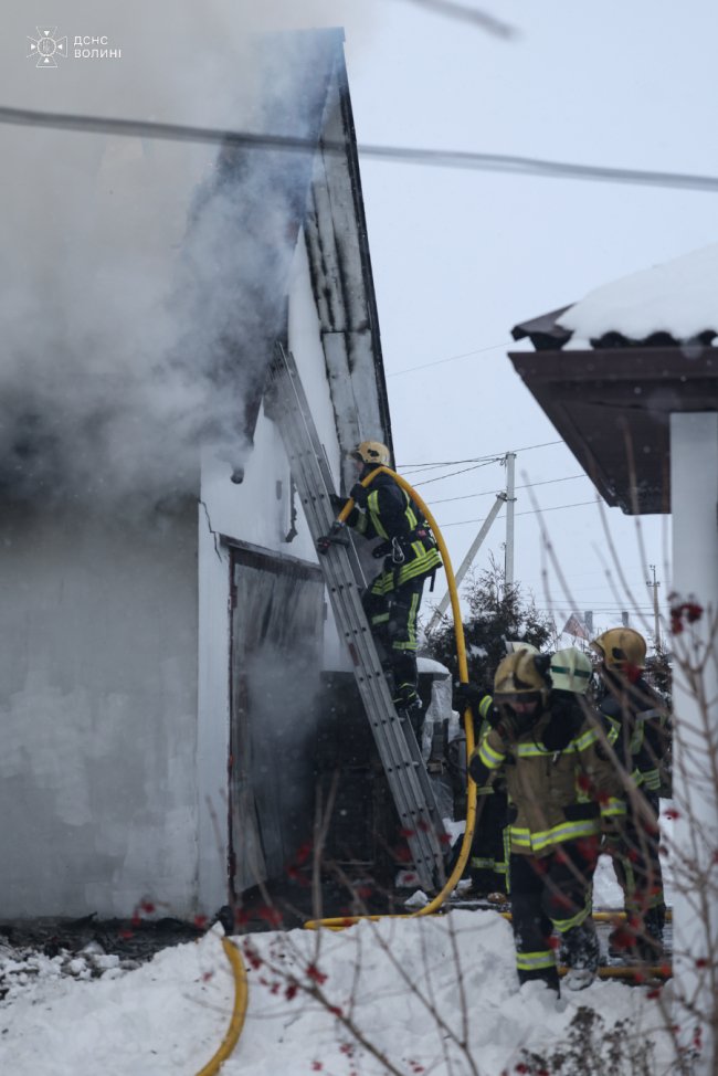 Біля Луцька горіла господарська споруда: вогонь ледь не поширився на будинок