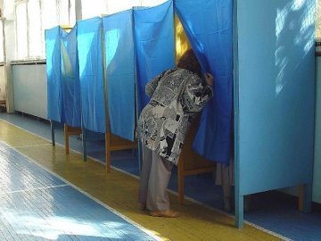 На Волині чиновники змушують голосувати людей «правильно»