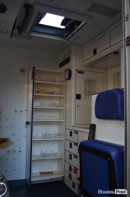 Луцький  госпіталь отримав реанімобіль для перевезення поранених. ФОТО