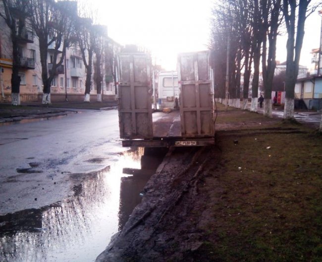 Водії нівечать залишки газонів на вулиці Луцька. ФОТО
