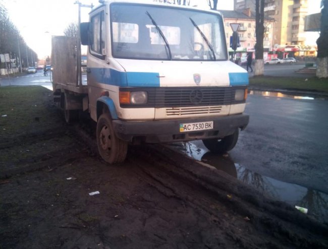 Водії нівечать залишки газонів на вулиці Луцька. ФОТО