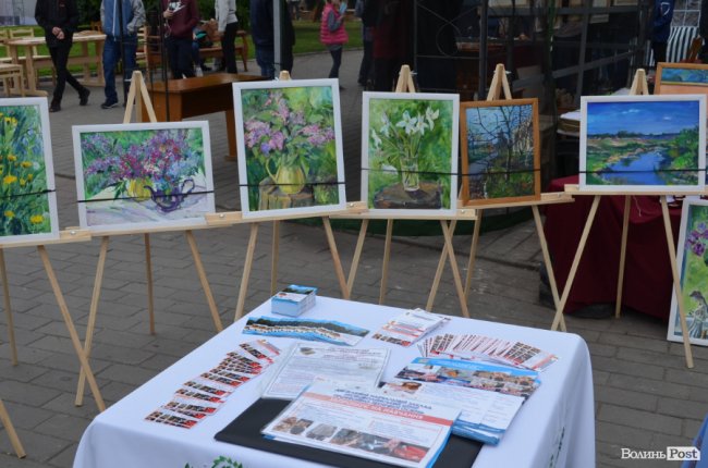 Від мініатюрних тістечок до величезних гойдалок: у центрі Луцька – свято професійної освіти. ФОТО