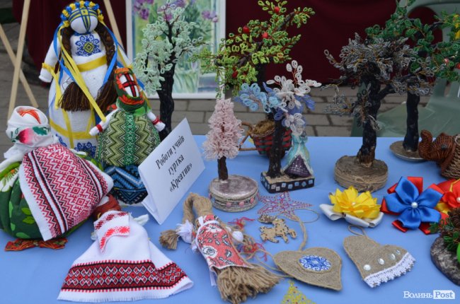 Від мініатюрних тістечок до величезних гойдалок: у центрі Луцька – свято професійної освіти. ФОТО