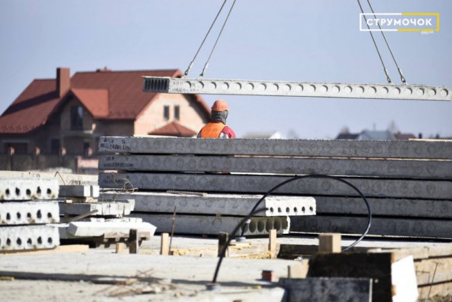 У ЖК «Струмочок» біля Луцька перша секція таунхаусів готова на 40%. ФОТО*