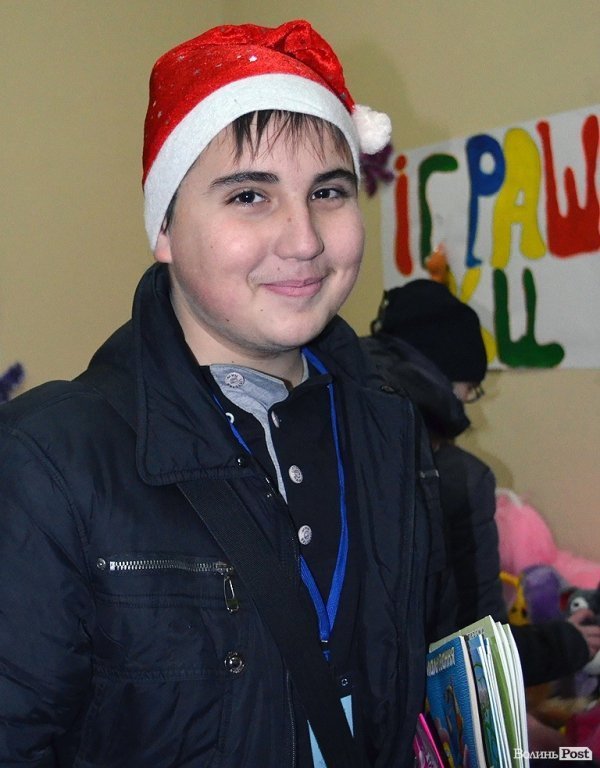 На Фабриці святого Миколая у Луцьку згуртували майже півтисячі волонтерів. ФОТО