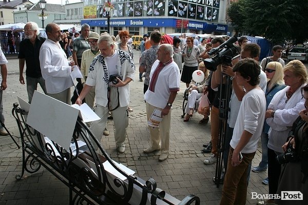 У Луцьку – скандал через пам’ятник відомому поетові. ФОТО. ВІДЕО