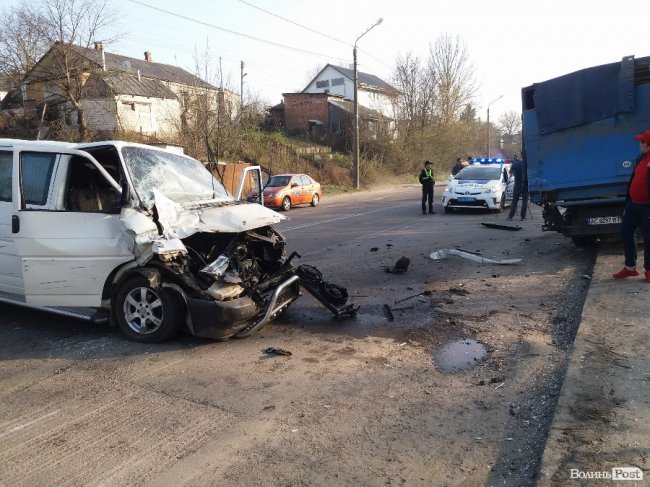 У Луцьку бус зіткнувся з КамАЗом, постраждала сім’я з дитиною. ОНОВЛЕНО