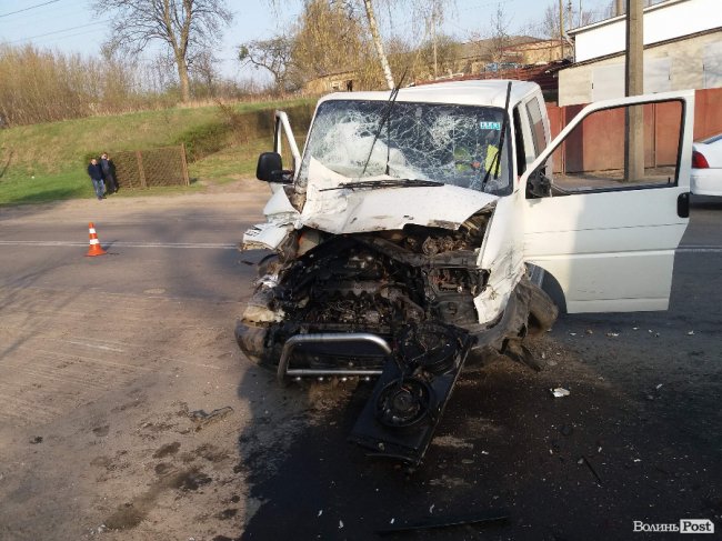 У Луцьку бус зіткнувся з КамАЗом, постраждала сім’я з дитиною. ОНОВЛЕНО