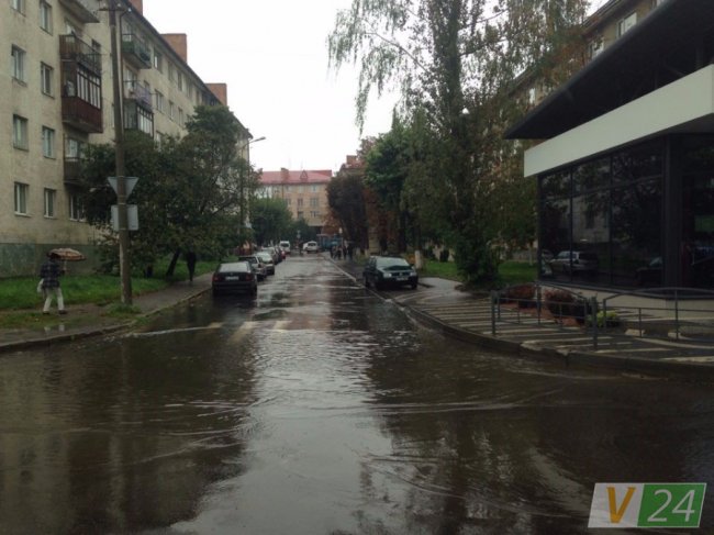 У Луцьку біля школи з-під землі б’є фонтан