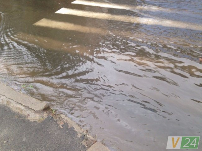 У Луцьку біля школи з-під землі б’є фонтан