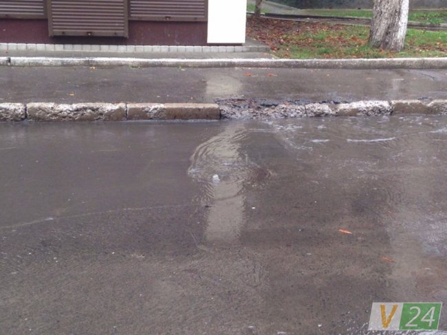 У Луцьку біля школи з-під землі б’є фонтан