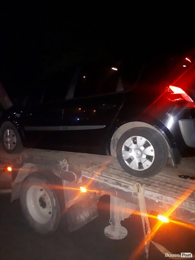 У Луцьку вночі евакуювали авто таксиста-хама. ФОТО
