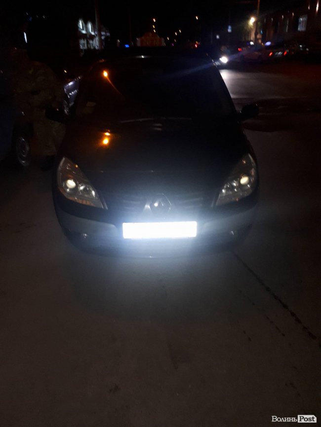 У Луцьку вночі евакуювали авто таксиста-хама. ФОТО