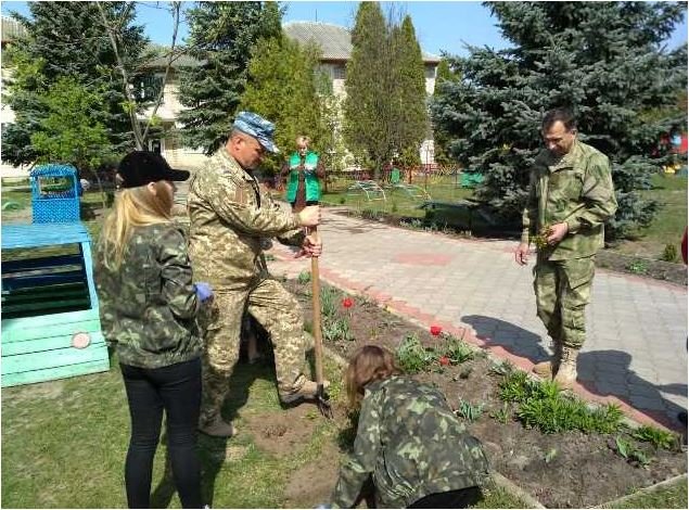 Самшит, спірея, форзиція: волинські атовці прикрасили територію біля дитсадка