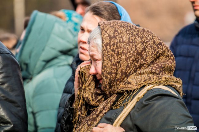 «Силою нашу церкву ніхто не забере»: як у Луцьку прихильники УПЦ (МП) на майдан вийшли. ФОТОРЕПОРТАЖ