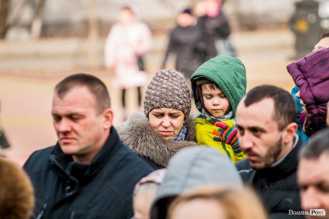 «Силою нашу церкву ніхто не забере»: як у Луцьку прихильники УПЦ (МП) на майдан вийшли. ФОТОРЕПОРТАЖ